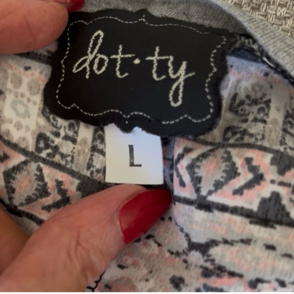 Women's Patterned Gray and Pink Top w/ 🦋 embroidery - Picture 10 of 11